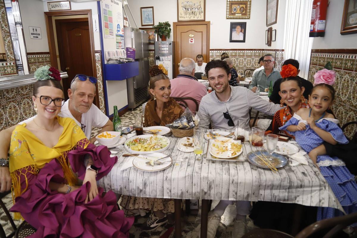 La actividad festiva impulsa las comidas en la Ribera y en los negocios próximos al recinto ferial, que también se benefician del ambiente de estos días