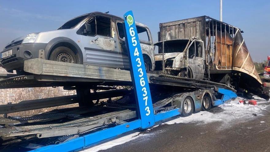 Aparatoso incendio de un camión que portaba coches en la A-7 en Nules