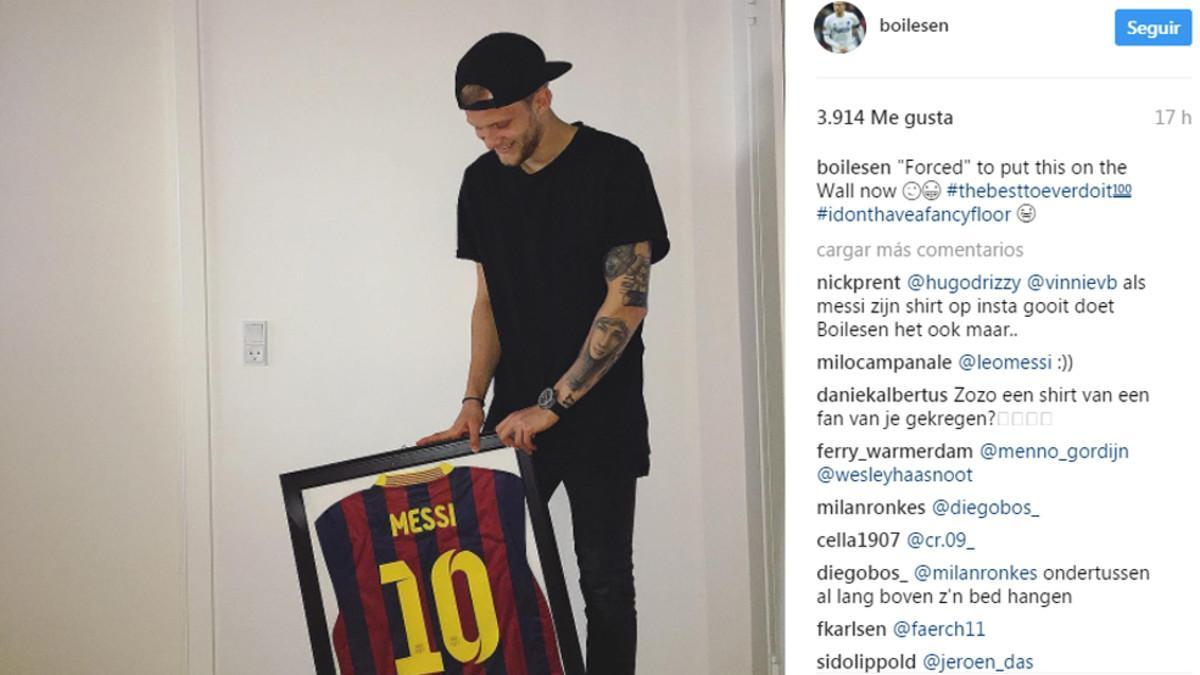 Nicolai Boilesen muestra la camiseta de Leo Messi enmarcada