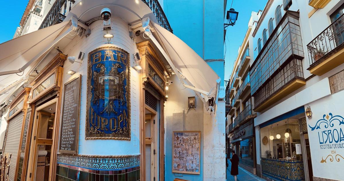 Bar Europa, el negocio del centro de Sevilla con más de 100 años de historia que ha acogido tertulias, cierres y cambios en el barrio de la Alfalfa y que tiene las mejores croquetas de la ciudad