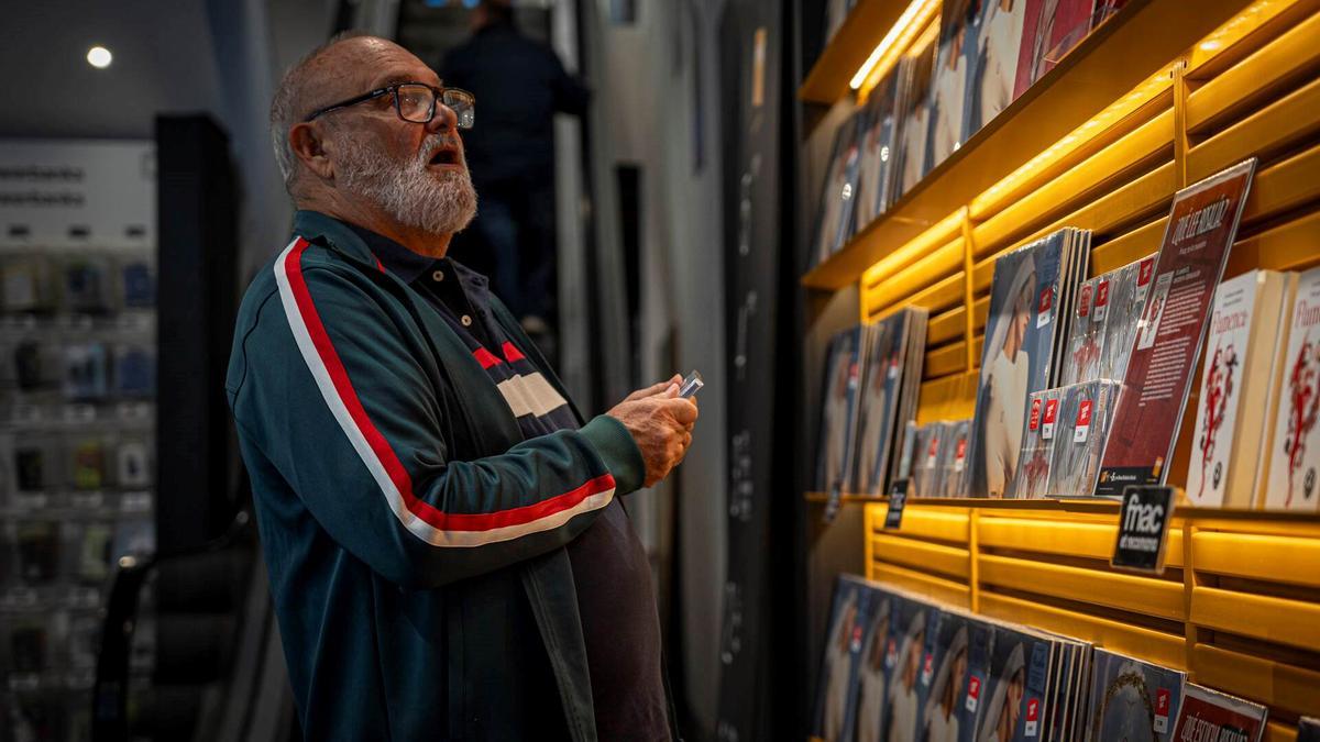 Un cliente de FNAC, ante el expositor principal de 'Lux', el nuevo disco de Rosalía.