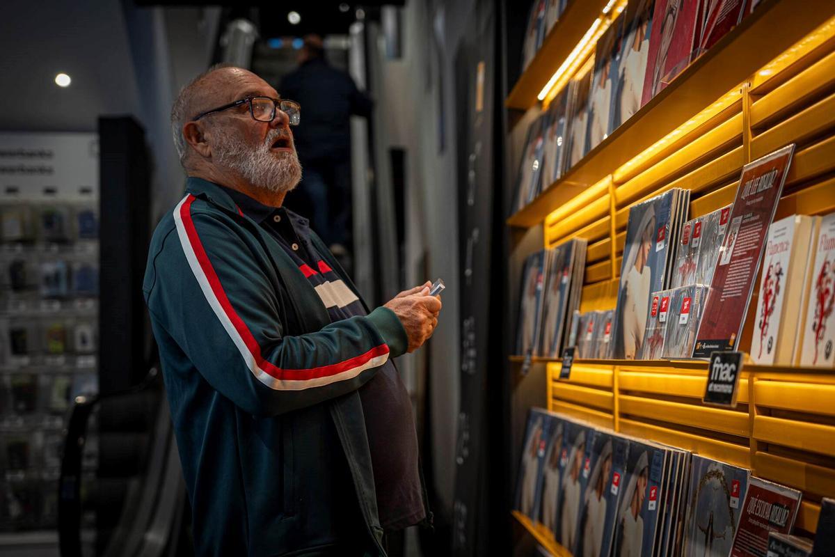 Un cliente de FNAC, ante el expositor principal de 'Lux', el nuevo disco de Rosalía