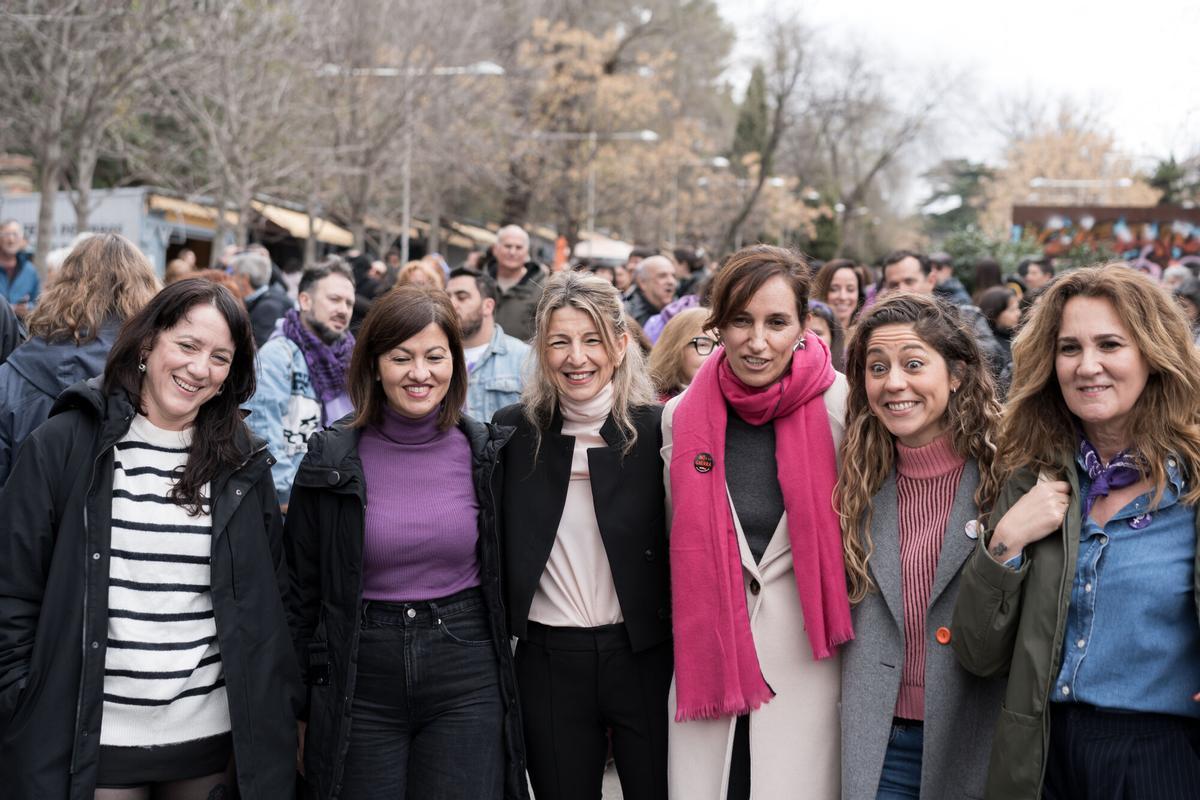 La vicepresidenta segunda del Gobierno y minstra de Trabajo, Yolanda Díaz (3i), la ministra de Juventud e Infancia, Sira Rego (2i), la ministra de Sanidad, Mónica García (3d) y la co-coordinadora de Sumar, Lara Hernández (2d), antes del inicio de la manifestación convocada por la Comisión 8M por el Día de la Mujer.