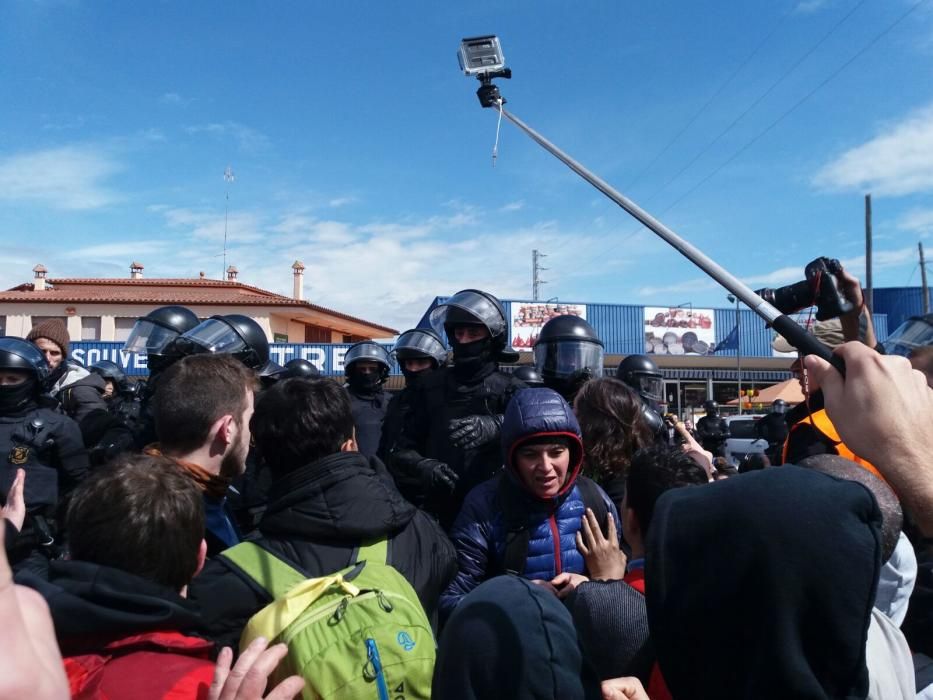 Els Mossos desallotgen els manifestants de l'AP-7