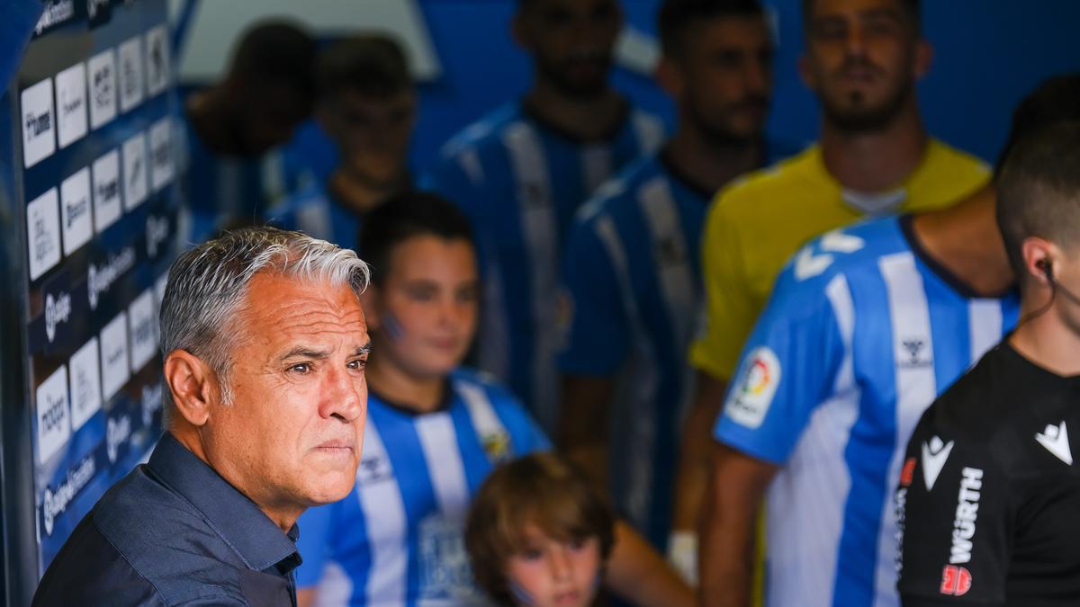 Sergio Pellicer, entrenador del Málaga CF, en el partido ante el Alavés.