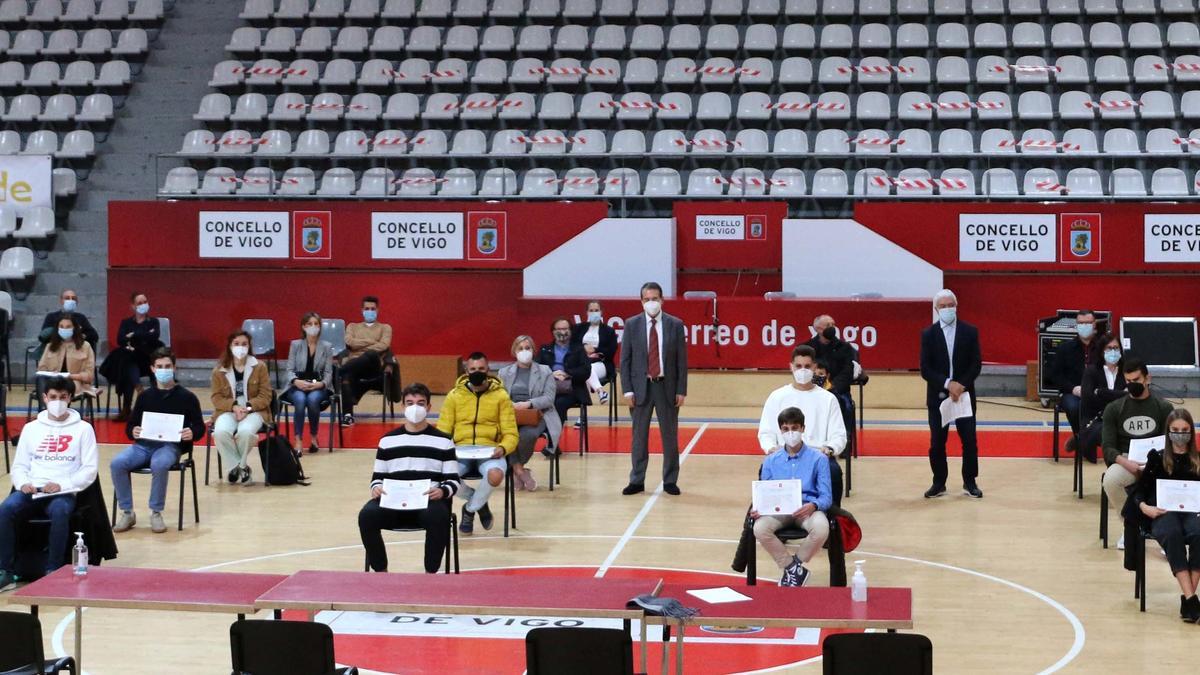 Un instante del acto de entrega de las becas, ayer en As Travesas. // FdV