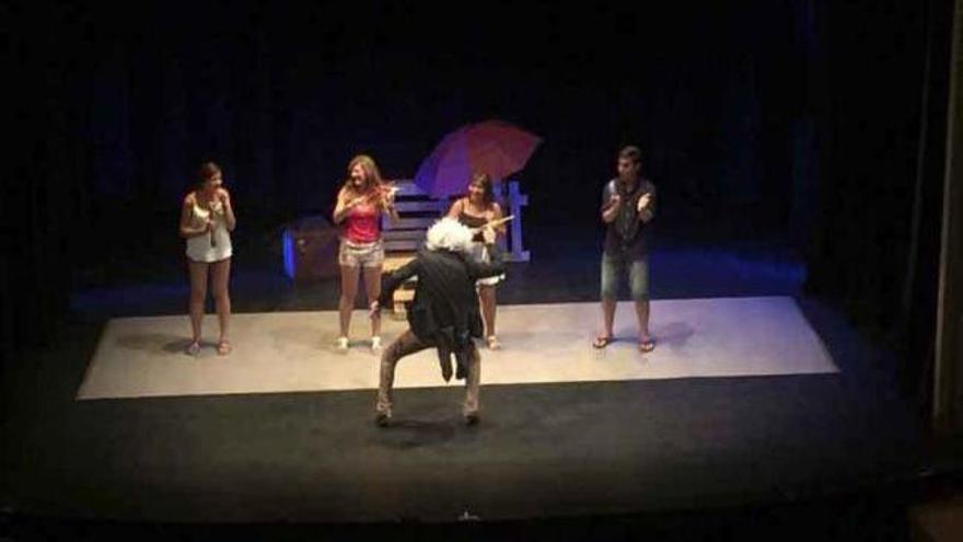 Un momento de la función &quot;Náufrago&quot; en el Teatro Latorre.