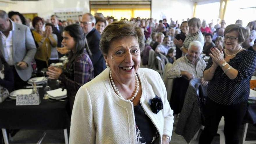 Remedios Fernández recibe la ovación de sus compañeras durante el acto de reconocimiento celebrado ayer en Luarca.