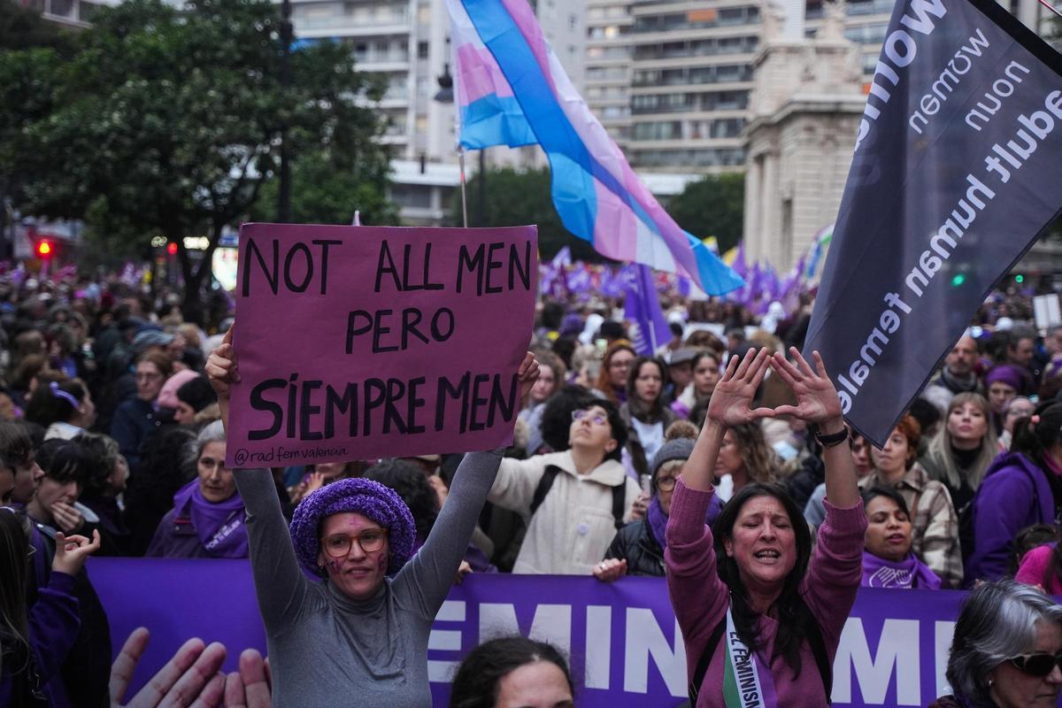 Archivo - Imagen de archivo de varias personas durante la manifestación de la Coordinadora Feminista de Valencia por el 8M en 2025