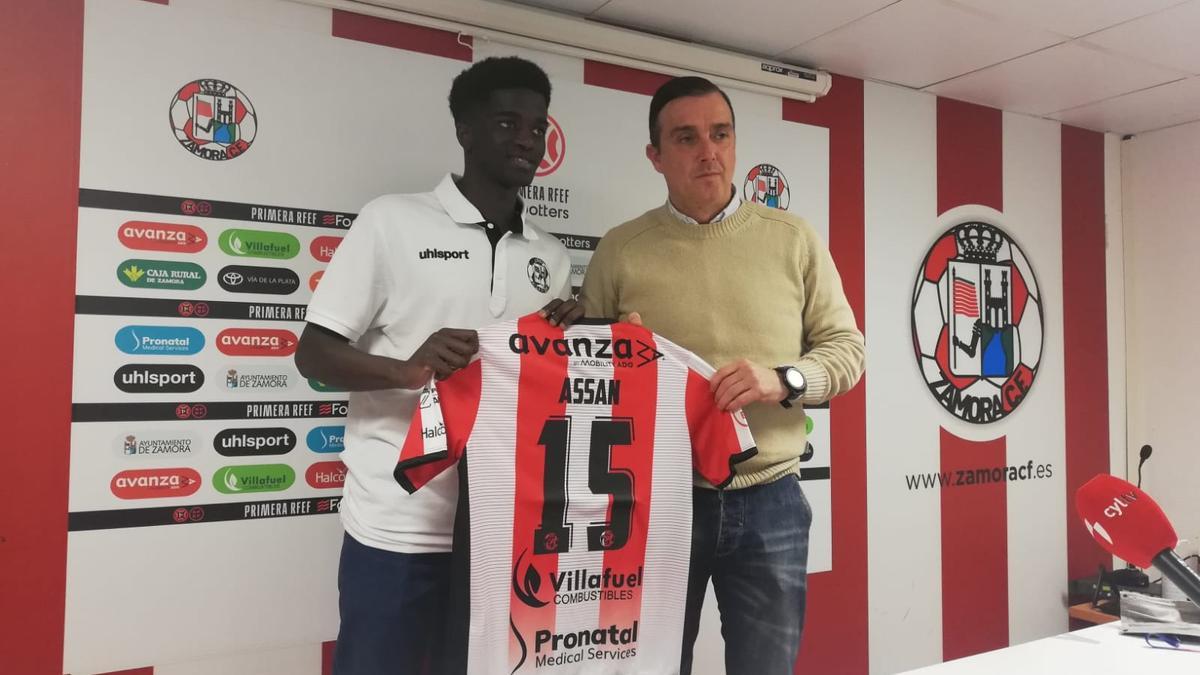 Assane y César Villafañe, en la presentación del centrocampista con el Zamora CF.