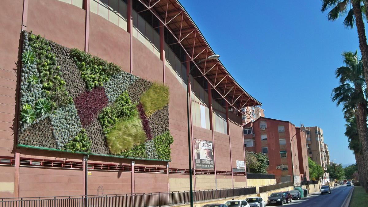 Jardín vertical del polideportivo de Guadaljaire, situado en la avenida Europa.