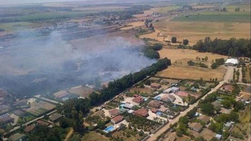 Un incendio de pastos y matorral próximo a Villarrubia pone en peligro varias viviendas