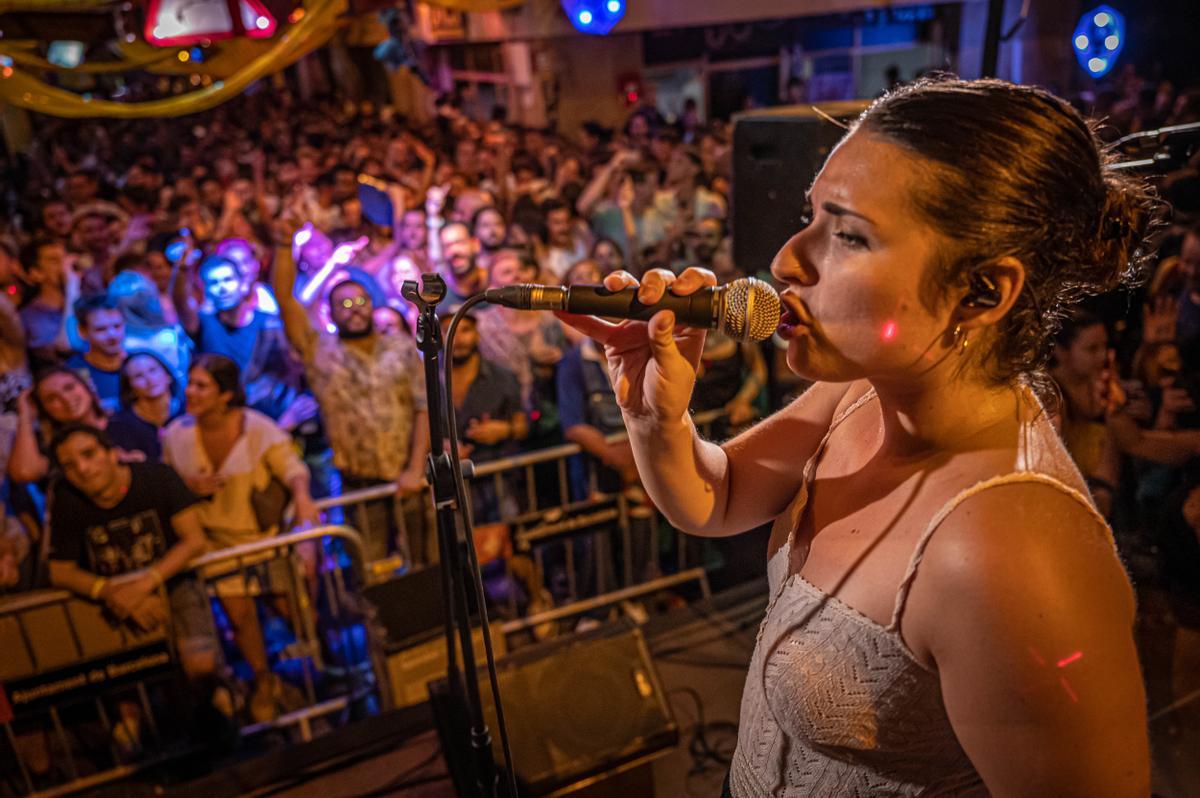 Ambiente nocturno de la Festividad de Santa María, en el barrio de Gràcia