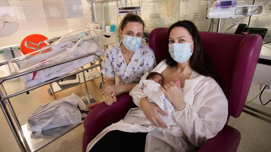 Rosa Estrada, coordinadora del programa 'ConTacto' en la Arrixaca, junto a Leire Uribe, la primera madrina canguro que hace ‘piel con piel’ con el pequeño Raúl.