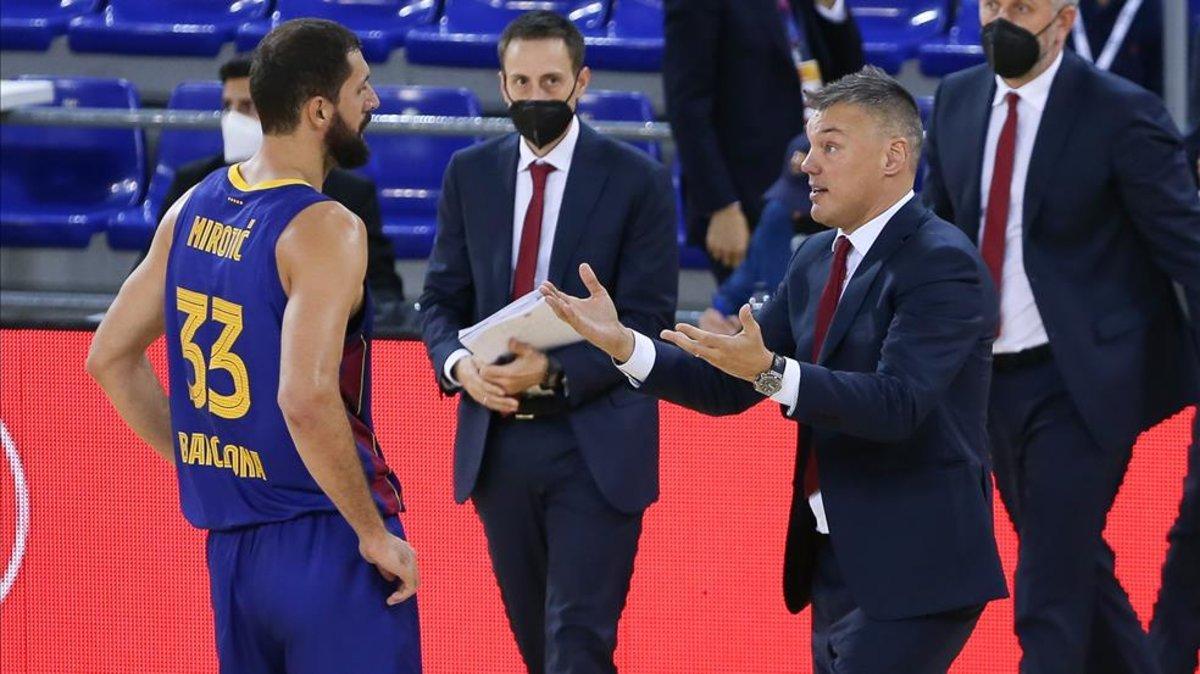 Jasikevicius dialoga con Mirotic durante un partido