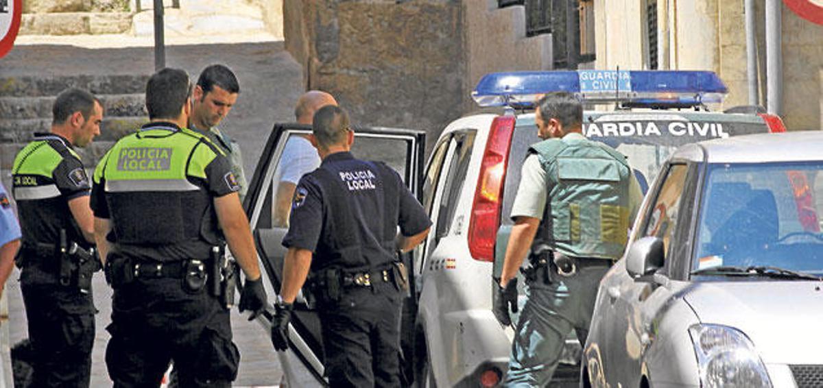 Detenido un hombre tras agredir a su pareja y atrincherarse en su casa