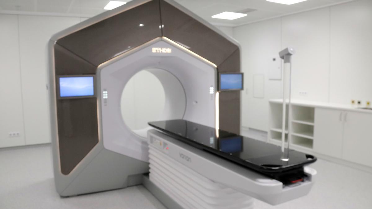 El nuevo acelerador lineal del Institut Català d'Oncologia para tratamientos de radioterapia.