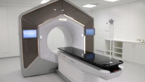El nuevo acelerador lineal del Institut Català dOncologia para tratamientos de radioterapia.