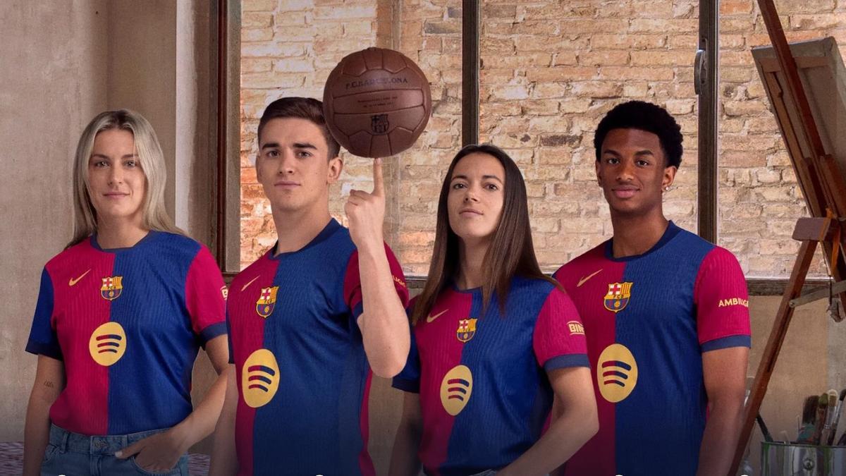 Alexia, Gavi, Aitana y Balde, con la nueva camiseta del Barça 24-25, inspirada en el diseño del centenario del club.