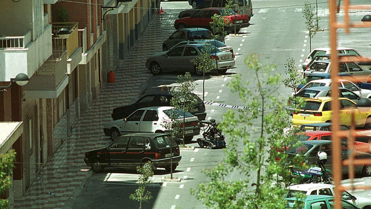 Algemesí 2002. El 10 de junio de 2002 un policía nacional ayudado por un vecino detuvieron en Algemesí el terrorista etarra Aitzol Maurtua. Con posterioridad se supo que había conseguido escapar otro terrorista y que disponían de 131 kilos de explosivos ocultos en un paraje de Cortes de Pallás.