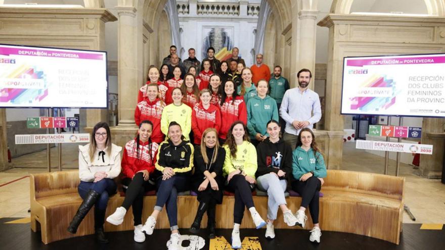 Fotografía do acto da Deputación de Pontevedra para ós clubs de élite feminino / Deputación de Pontevedra