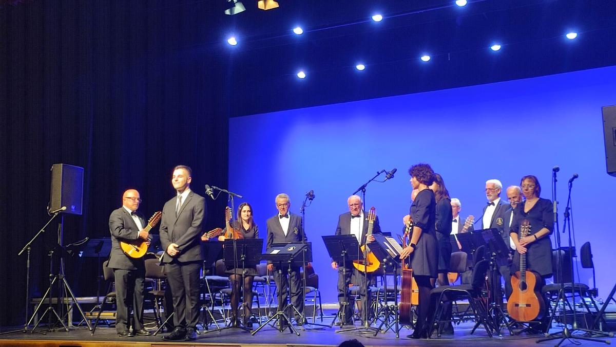 Los integrantes de La Rondalla reciben el aplauso del público en un concierto