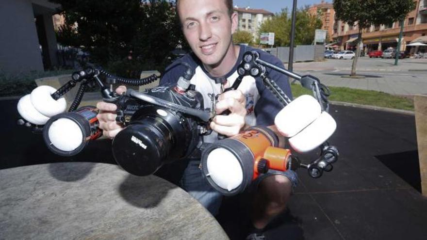 Luis Ángel Díaz, en Avilés, la semana pasada, con el equipo fotográfico subacuático que usará en Tenerife.