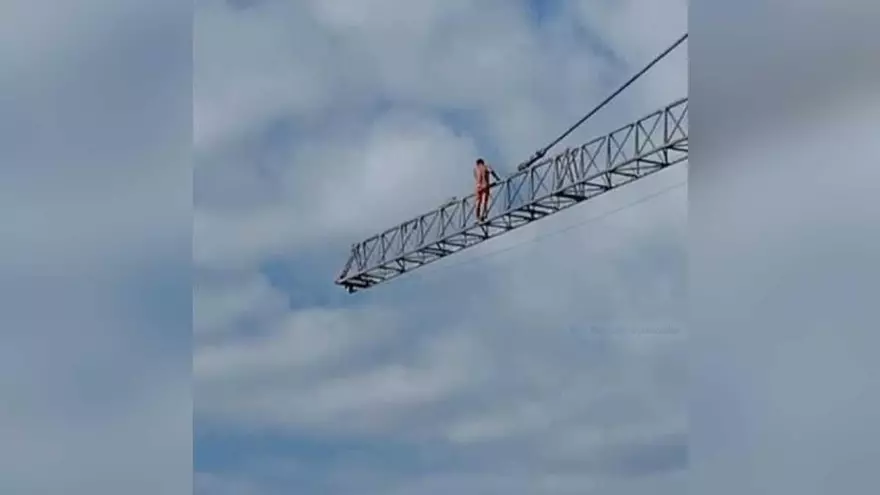Vídeo | Alarma a Eivissa per un turista ebri que s'ha enfilat a una grua de grans dimensions
