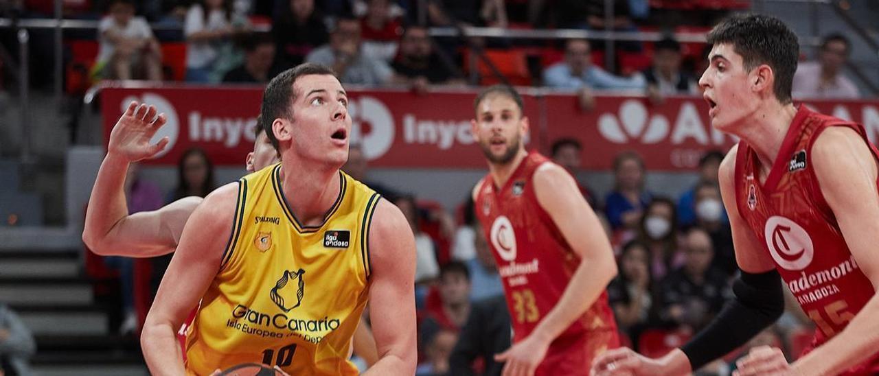 Miquel Salvó se dispone a lanzar a canasta en el partido del Granca en Zaragoza.