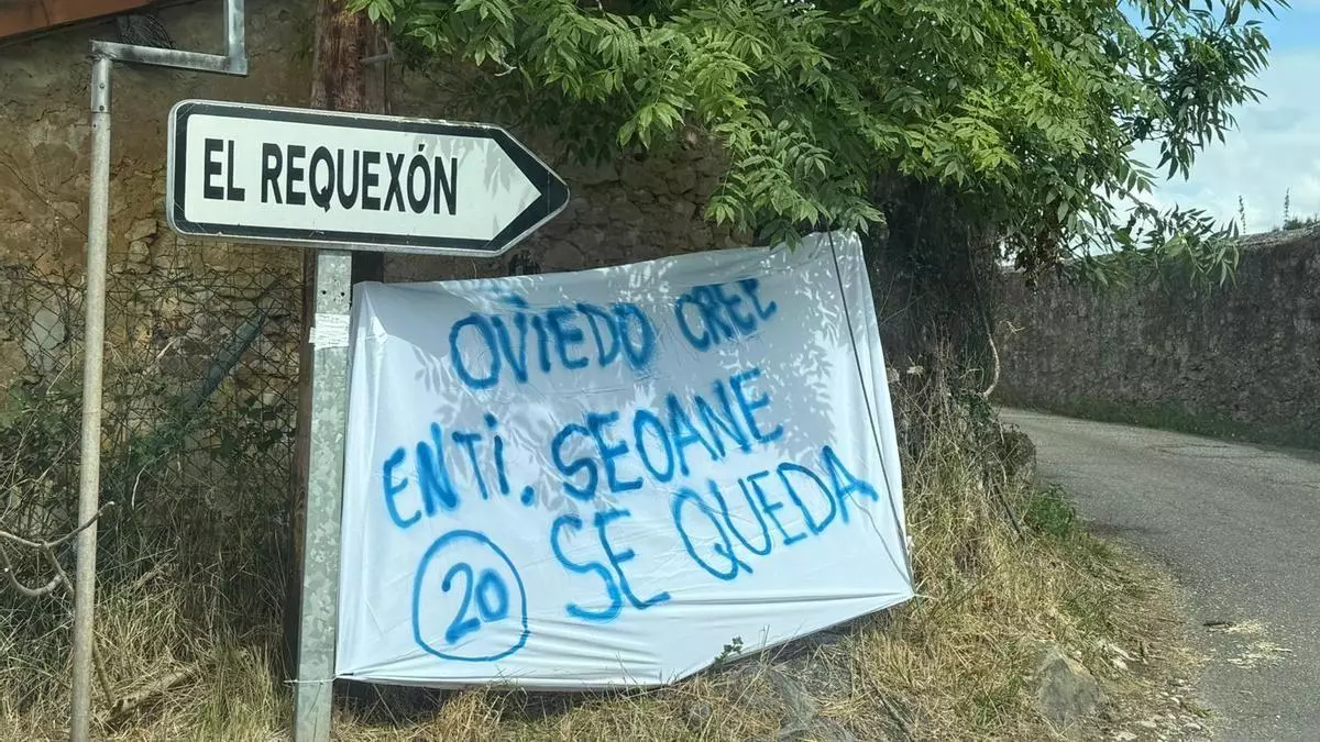 La entrada al Requexón amanece con una pancarta en apoyo a Seoane: “Oviedo cree en ti”