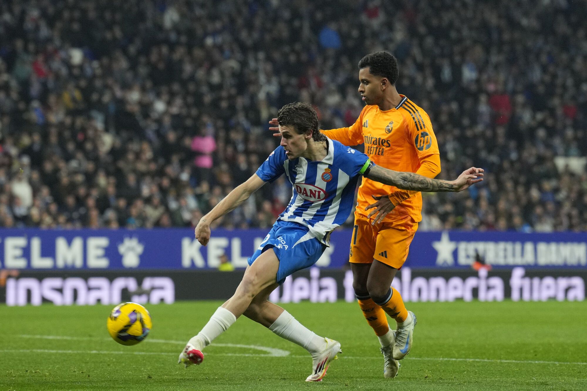 CORNELLÁ - EL PRAT (BARCELONA), 01/02/2025.- El defensa del Espanyol, Carlos Romero (i), golpea el balón ante el delantero brasileño del Real Madrid, Rodrygo, durante el encuentro correspondiente a la jornada 22 de Laliga EA Sports que disputan hoy sábado el Espanyol y Real Madrid en el RCDE Stadium. EFE / Alejandro García.