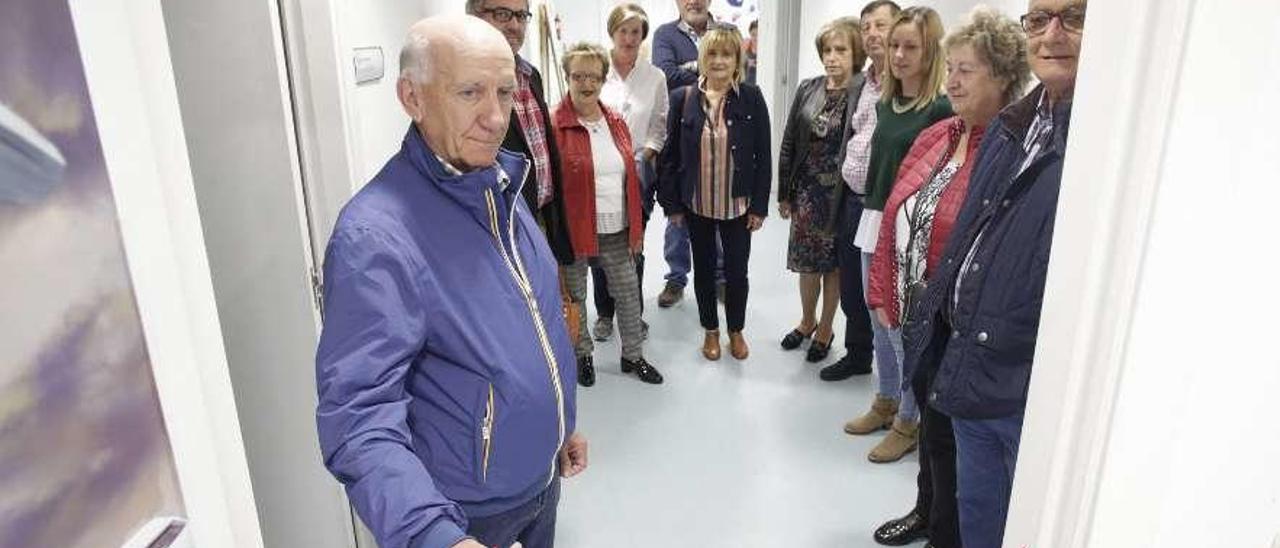 A la izquierda, Rogelio García y José María Baltar, ayer, inaugurando la sede de Alcer en El Arbolón, rodeados de integrantes del colectivo.