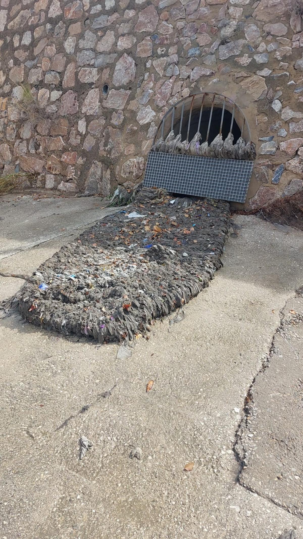 La red llena de residuos en uno de los dos puntos donde se ha instalado la red en el Vinalopó a su paso por Elche