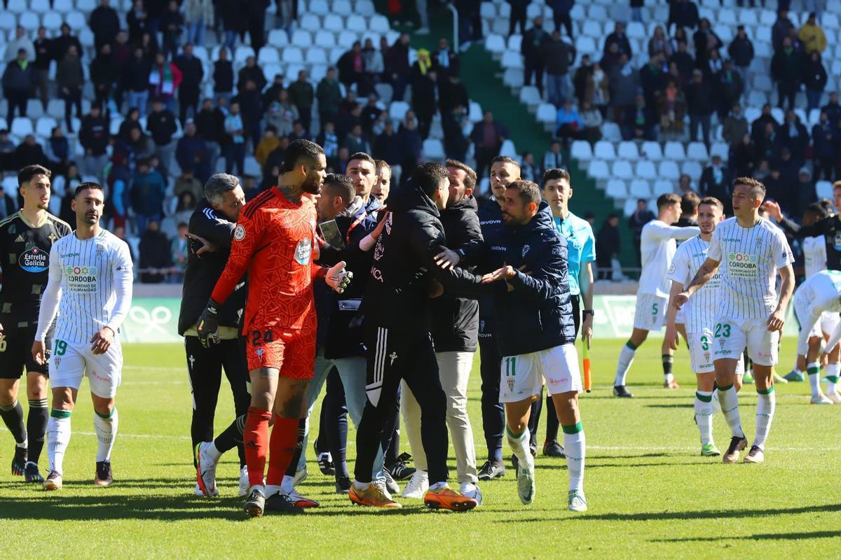 Momento de tensión al final del encuentro entre el Córdoba CF y el Celta de Vigo B, en El Arcángel.