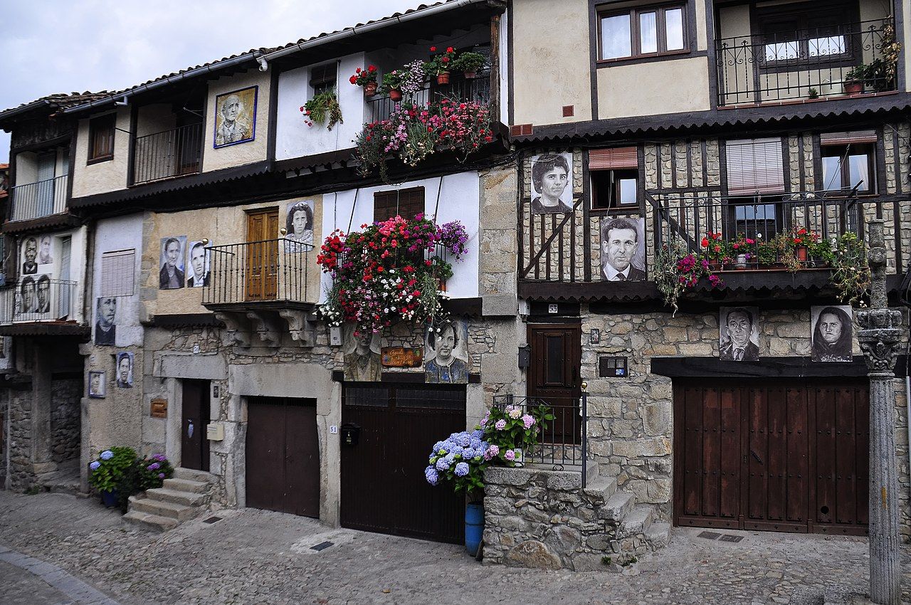 Retratos en las fachadas de Mogarraz