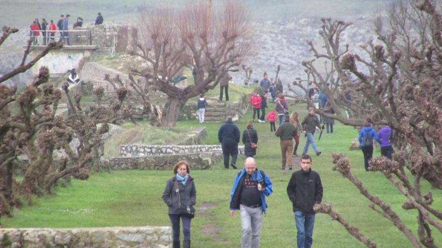 Turistas en el paseo de San Pedro de Llanes ayer por la tarde.