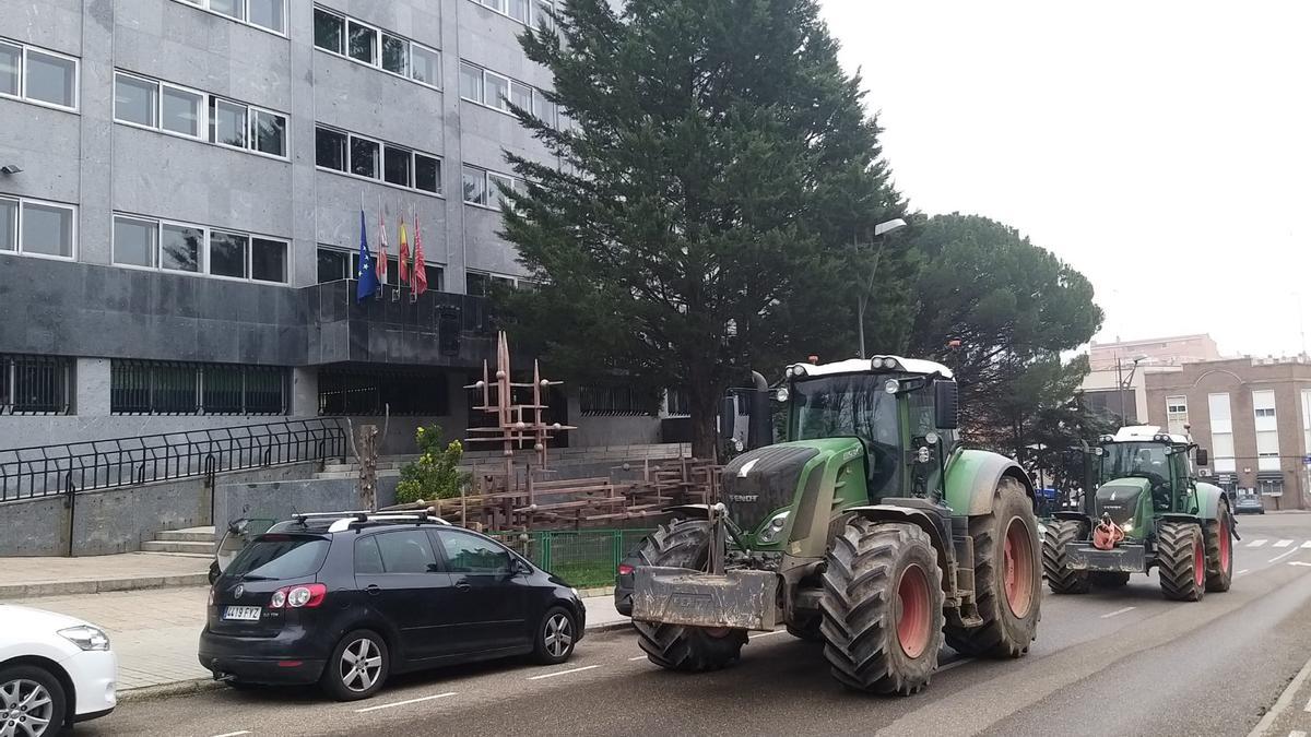 Los tractores llegan al Servicio de Agricultura de la Junta en Zamora, en Prado Tuerto.
