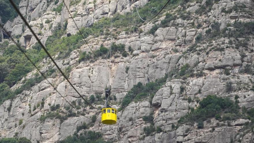 Una de les cabines grogues de l'aeri de Montserrat fent el trajecte