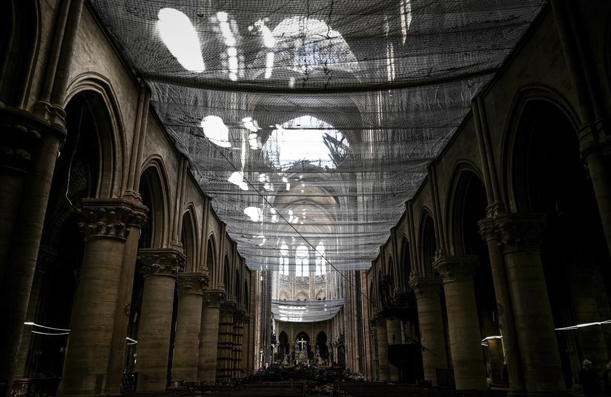 Vista de una red protectora durante labores de reconstrucción en el interior de la Catedral de Notre-Dame.