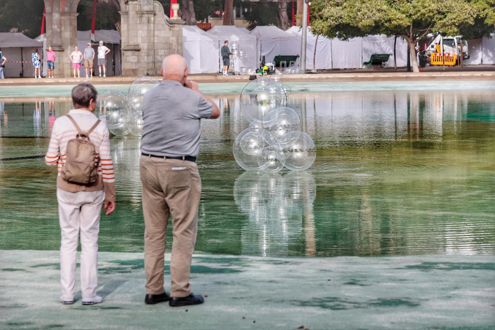 Burbujas gigantes en el lago de la plaza de España