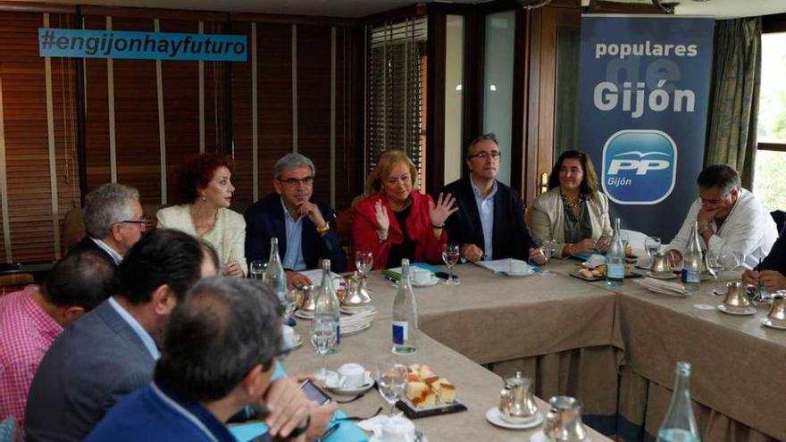 Mercedes Fernández, al fondo, entre Mariano Marín, a su derecha, y el edil Pablo González, en la reunión.