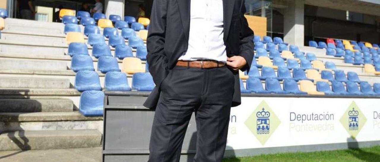 El entrenador del Pontevedra, Luisito, en el estadio Municipal de Pasarón. // Gustavo Santos