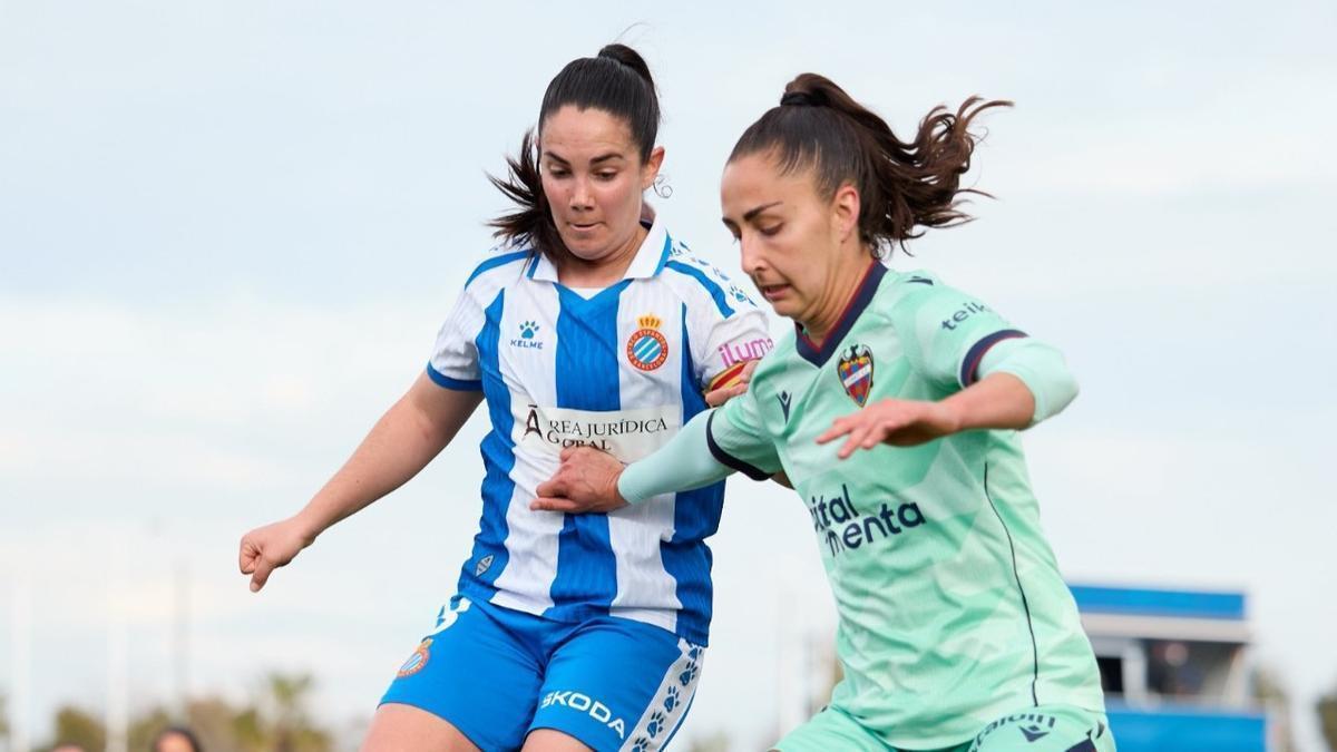 Ana Franco defiende el balón ante Ainoa Campo