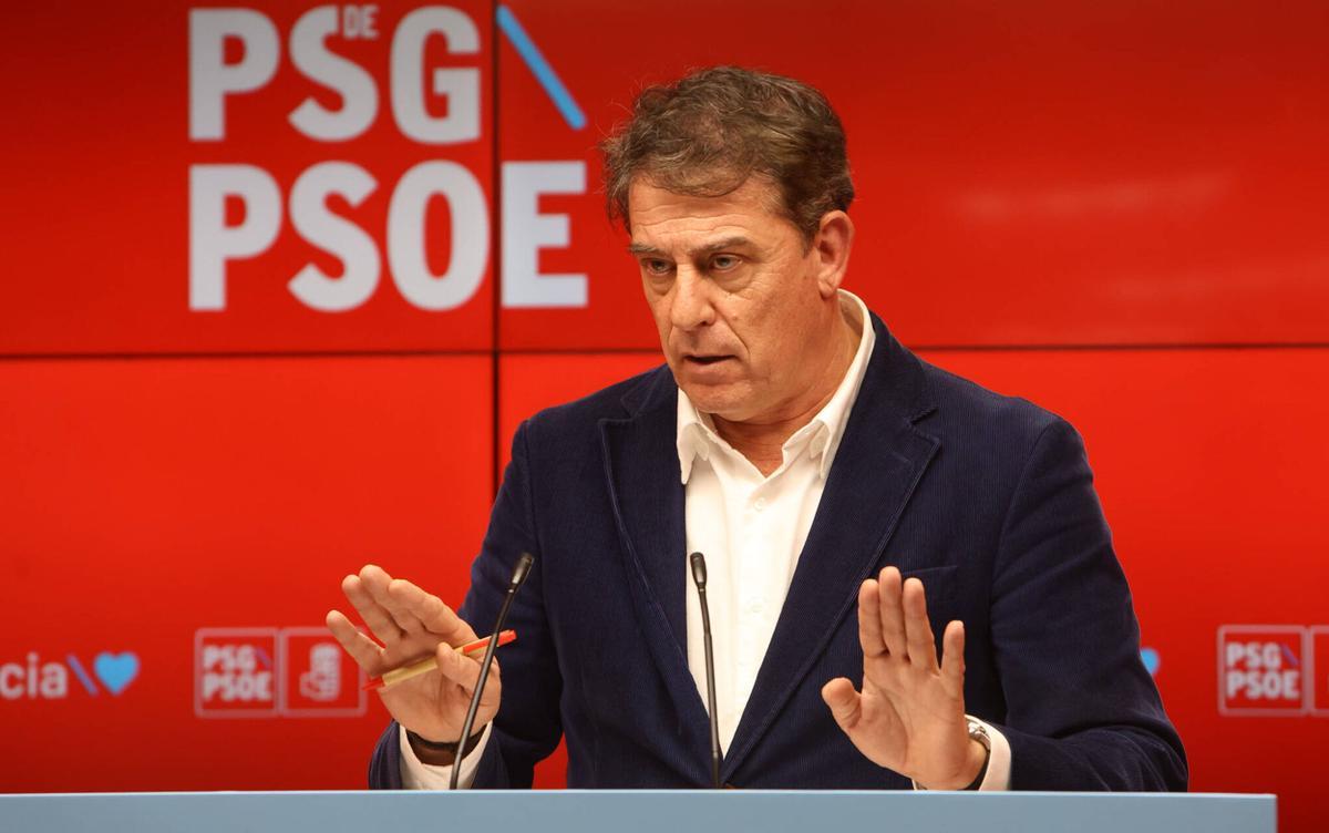 FARO SANTIAGO. RUEDA DE PRENSA DE JOSE RAMON GOMEZ BESTEIRO DURANTE LA REUNION DE LA COMISION EJECUTIVA NACIONAL POR EL CASO DEL PRESIDENTE DE LA DIPUTACION DE LUGO JOSE TOME. XOAN ALVAREZ