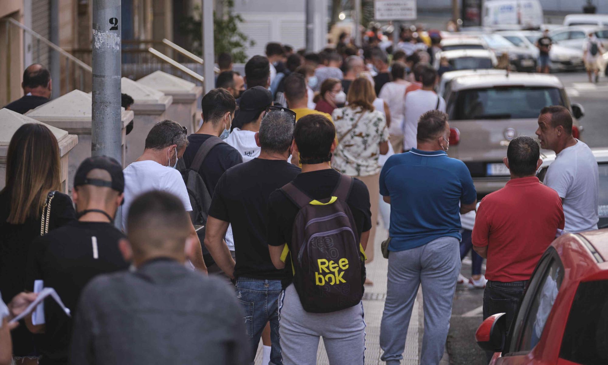 Colas en el Heliodoro en la venta de entradas del derbi