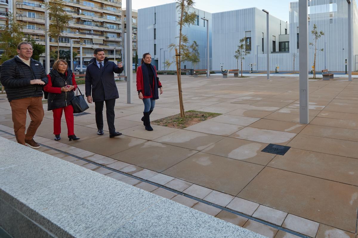 Gil, Prieto y Sapena recorriendo, ayer la plaza de la Salut