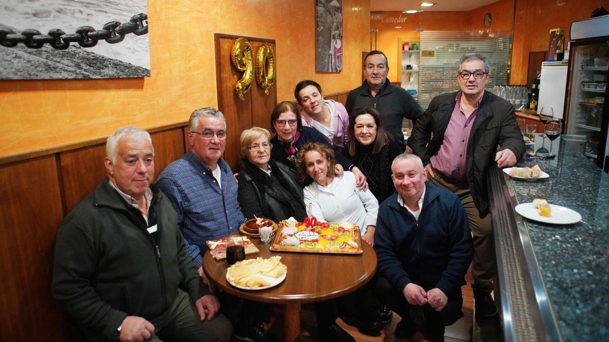 Nélida Castro Granja, rodeada de nueve de sus diez hijos en la celebración de su 90 aniversario en el Hotel-Restaurante El Palacio.  | // BERNABÉ
