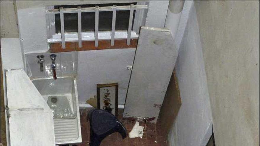 Vista del patio interior del edificio donde se precipitó la mujer