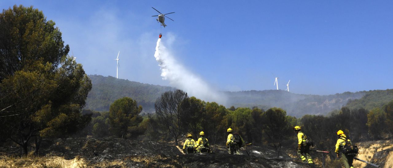 Un helicóptero suelta agua para apagar las llamas en el incendio que afectó este verano a Alcalá del Moncayo, Añón y Vera