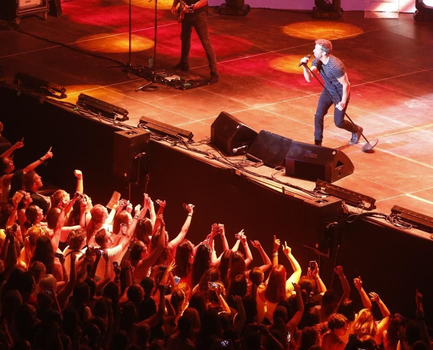 Un momento del concierto  de Alborán en la Plaza de Toros de Alicante.